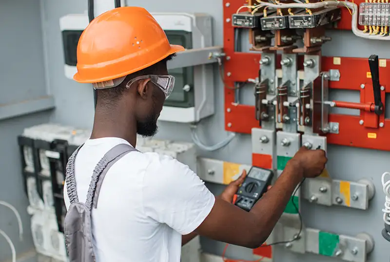 Industrial Electrician in Melbourne